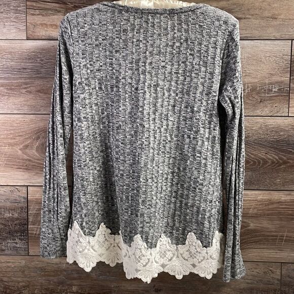 Rewind Ladies Lace Trimmed Bottom Sweater Top,Size Medium,Black&White - Picture 5 of 6